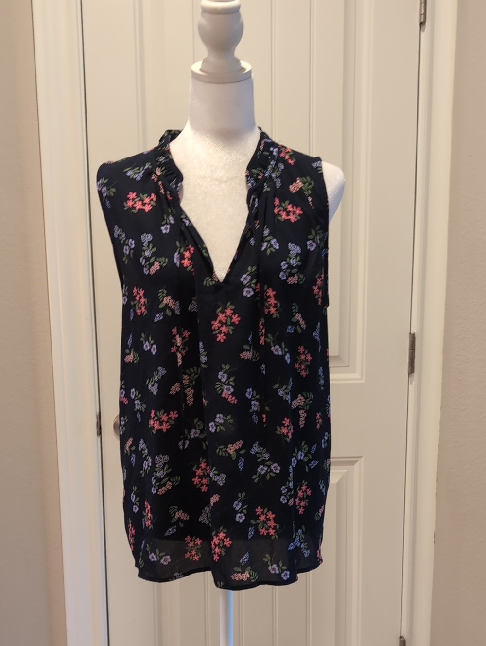 LOFT Black Floral Sleeveless V-Neck Camisole